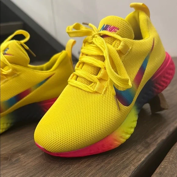 Nike Yellow Athletic Shoes Lightweight Breathable Design - Picture 2 of 11
